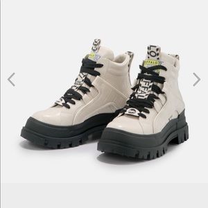 Buffalo London ankle boots in tan and black - look like off — white